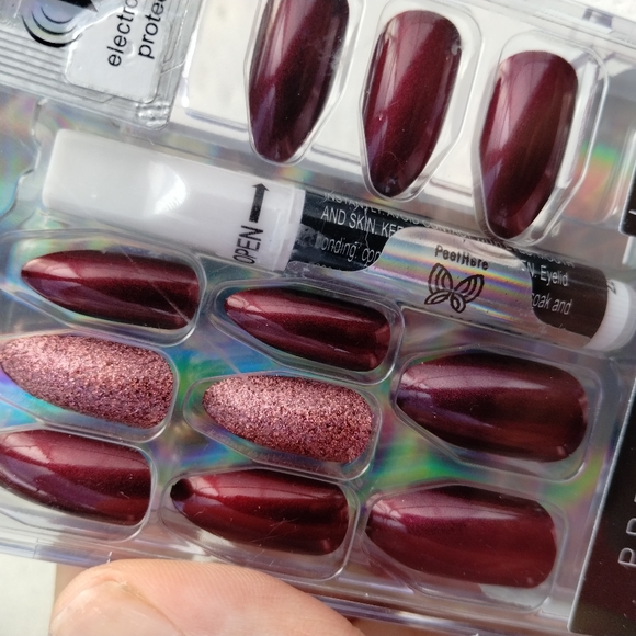 Shimmer Burgundy Nail Set - Picture 3 of 3
